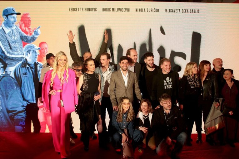MUNJE OPET! Na premijeru i crveni tepih glumci došli AUTOBUSOM, početak filma posvećen GLOGOVCU! (FOTO)