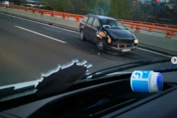 KRKLJANAC NA GAZELI! Saobraćaj u zastoju! ZAKRČENE SVE TRI TRAKE zbog saobraćajke!