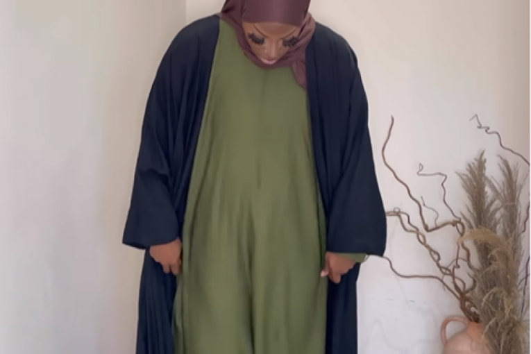 Emina se snima dok se oblači