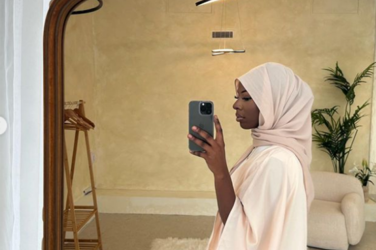 Emina u roze kaftanu