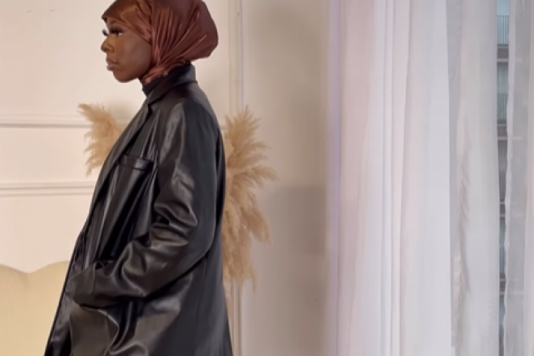 Emina u crnom kompletu