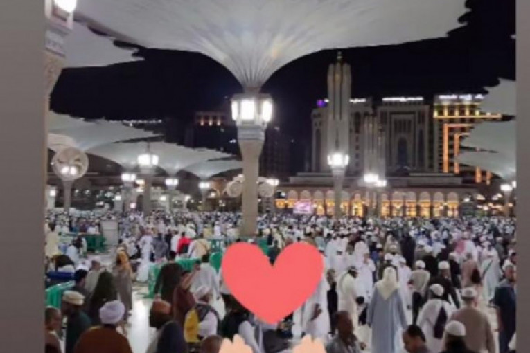 Dejan Dragojević se moli u Medini