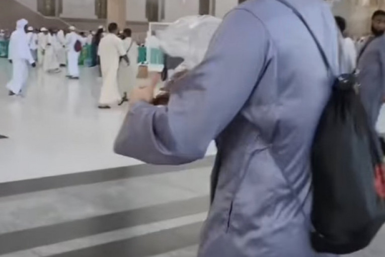 Dejan Dragojević se moli u Medini