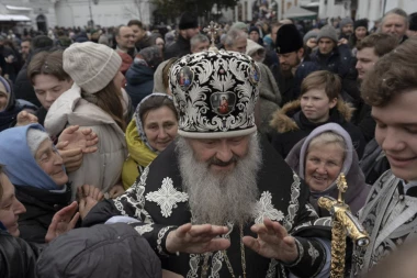 HAOS ISPRED KIJEVSKO-PEČERSKE LAVRE! Policija sa mitraljezima ušla u manastor! NAROD NE DA SVETINJU! (FOTO)