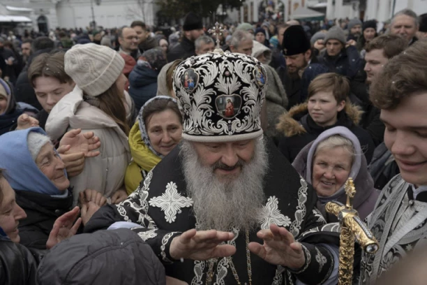 HAOS ISPRED KIJEVSKO-PEČERSKE LAVRE! Policija sa mitraljezima ušla u manastor! NAROD NE DA SVETINJU! (FOTO)