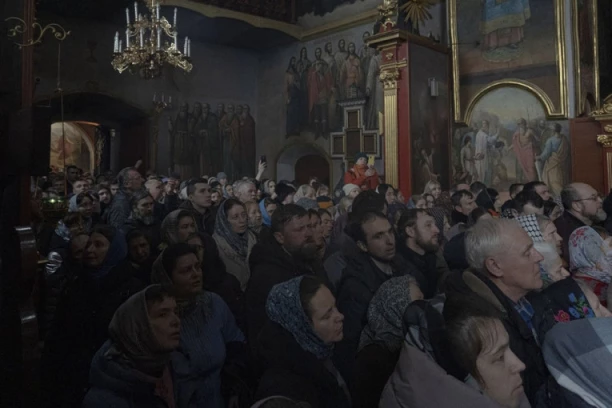 DAJTE NAM PARE, NEĆEMO IMATI ZA PLATE I PENZIJE! Poslat poslednji, OČAJNIČKI VAPAJ iz kabineta Vlade