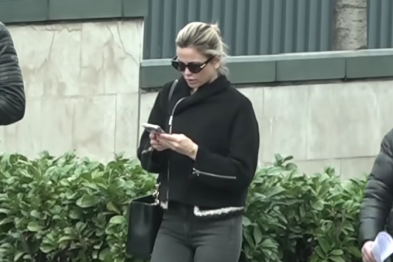 Milica Pavlović krši zakon u saobraćaju, policija joj napisala kaznu PAPARACO