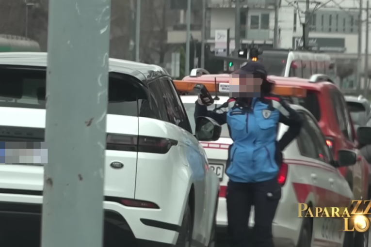 Milica Pavlović krši zakon u saobraćaju, policija joj napisala kaznu PAPARACO