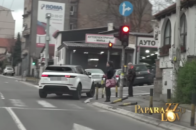 Milica Pavlović krši zakon u saobraćaju, policija joj napisala kaznu PAPARACO
