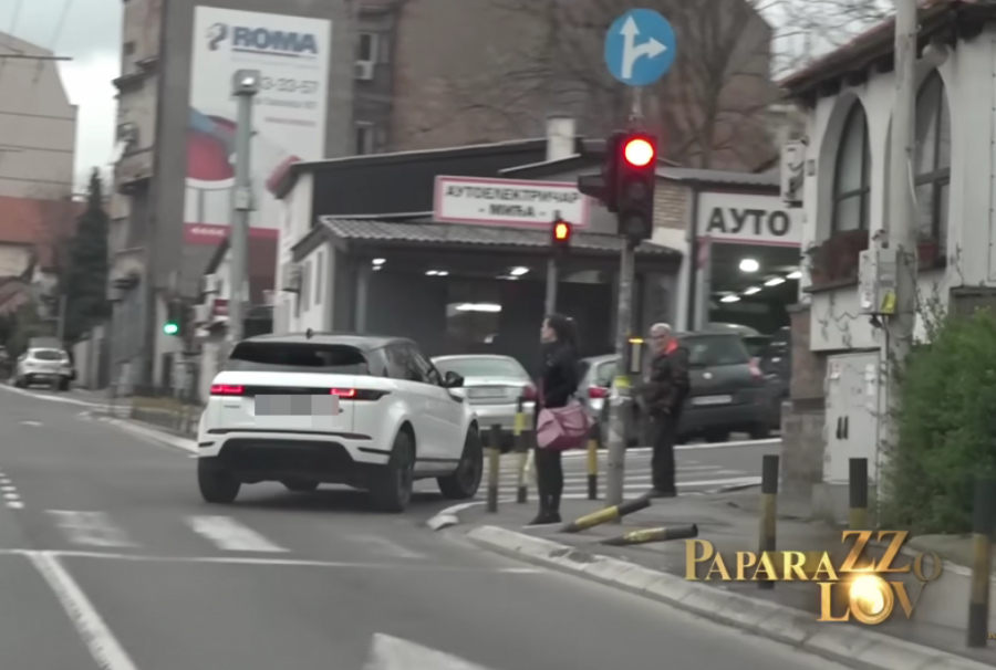Milica Pavlović krši zakon u saobraćaju, policija joj napisala kaznu PAPARACO