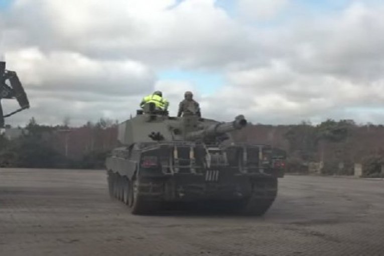 BRITANCI OBJAVILI SNIMAK: Ukrajinski vojnici vežbaju da koriste granate sa osiromašenim uranijumom (VIDEO)
