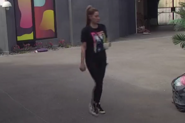 Ana Ćurčić u omiljenoj majici Zvezdana Slavnića Zadruga 6