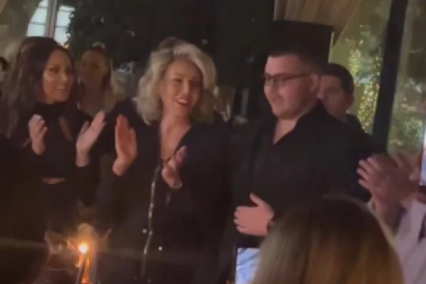 OD NJEGA NI TRAGA NI GLASA: Viktor proslavio 25. rođendan, Živojinovići se zagrljeni veselili, samo Stefan fali (FOTO)