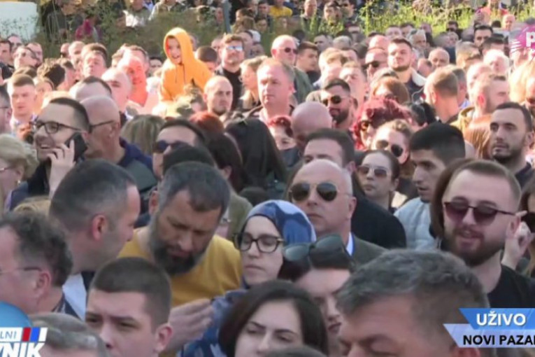 Narod se okupio da pozdravi predsednika