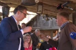 DROBNJAK, TI KAŽI KAKVA JE RAKIJA! Vučić se našalio u selu Pavlica: Njemu je u Čačku sve najbolje - od pečenja do košarke!