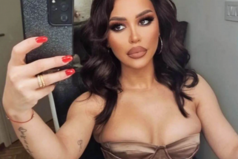 Aleksandra Mladenović u mini haljini