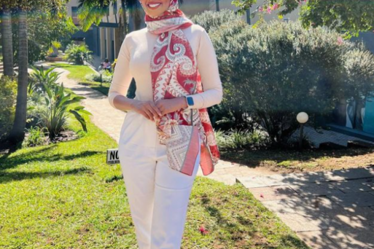 Manekenka u beloj kombinaciji