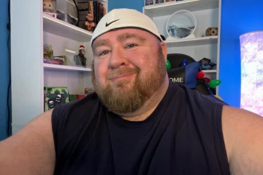 "GOJIM SE JER SAM NASTRAN": Cilj mu je da ima PREKO 300 kilograma, fotografije prodaje na sajtu za odrasle, a kada čujete koliko dnevno jede ŠOK (FOTO)