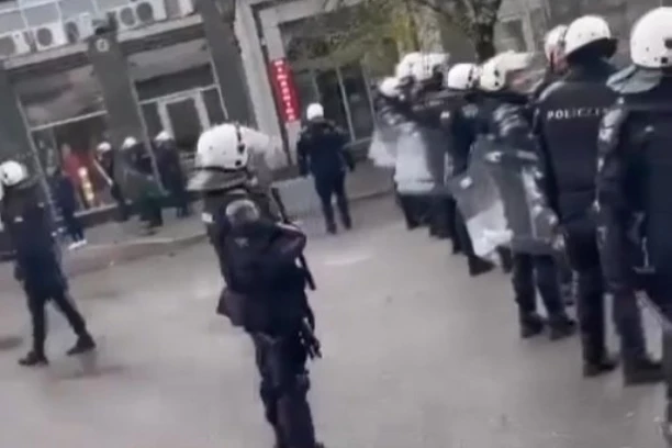 OPŠTI METEŽ U NOVOM SADU: Brutalna tuča navijača Vojvodine i Partizana (VIDEO)