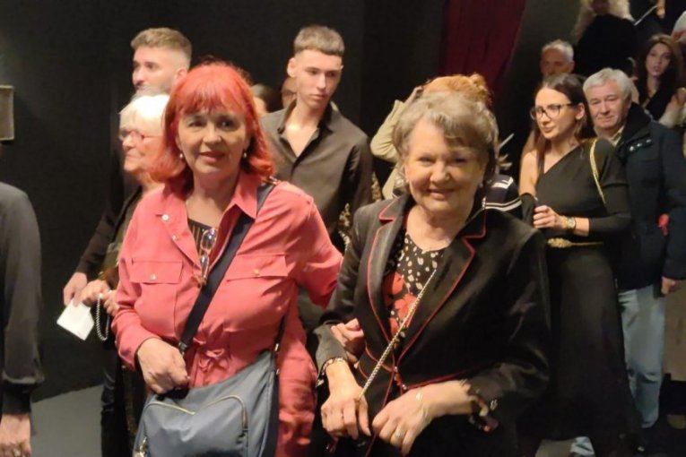Majka Miloša BIkovića i devojka Ivana Malić na predstavi ,,Laž"