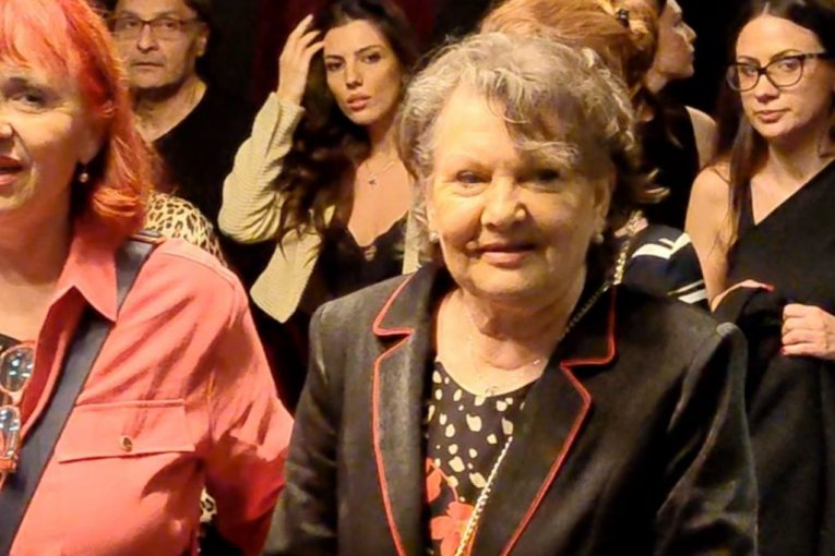 Majka Miloša BIkovića i devojka Ivana Malić na predstavi ,,Laž"