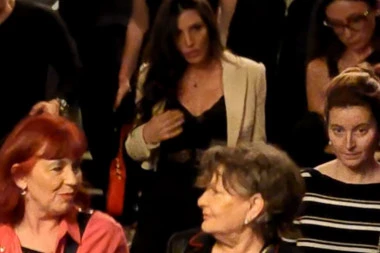 U KAKVOM SU ODNOSU BIKOVIĆEVA MAJKA I DEVOJKA? Uhvaćene da sede jedna pored druge, Ivana oduzimala dah pojavom!