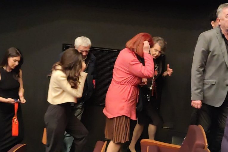 Majka Miloša BIkovića i devojka Ivana Malić na predstavi ,,Laž"