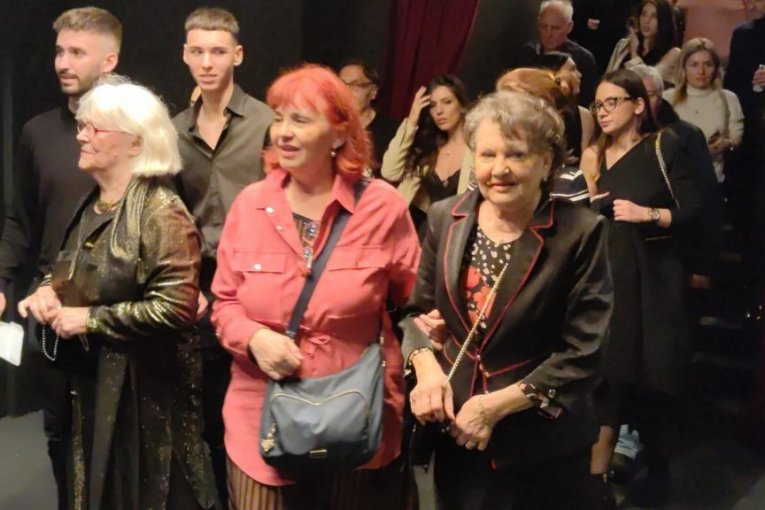 Majka Miloša BIkovića i devojka Ivana Malić na predstavi ,,Laž"