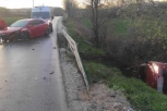 TEŽAK UDES KOD ARANĐELOVCA: Jedan automobil završio u kanalu, drugi potpuno smrskan - ima povređenih (FOTO)