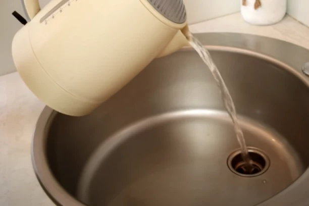 NAJBOLJI TRIK ZA ZAČEPLJENE ODVODE: Sigurno se niste setili a jako je LOGIČNO, košta manje nego neka hemija!