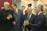 VUČIĆ ODRŽAO ČAS GOSPODSTVA RAMI: Premijer Albanije nije znao ni kako se drži čaša za vino! (VIDEO)