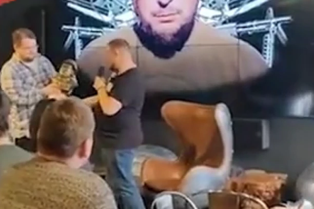 SNIMLJEN TRENUTAK KADA SU TATARSKOM PREDALI FIGURICU-BOMBU KAO POKLON? Objavljen snimak na društvenim mrežama za koji se tvrdi da je nastao nekoliko minuta pre EKSPLOZIJE! (VIDEO)