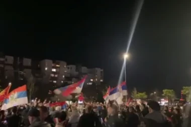 SRPSKA TROBOJKA I "OJ KOSOVO, KOSOVO" USRED PODGORICE! Pobeda novog predsednika Crne Gore slavi se na ulicama! (VIDEO)