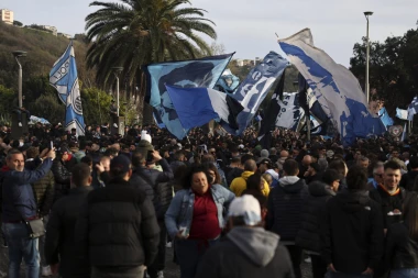 NIJE SE ZNALO KO KOGA UDARA! Haos u Napulju, navijači se MEĐUSOBNO POBILI! Postoji i JASAN razlog! (VIDEO)