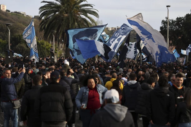 NIJE SE ZNALO KO KOGA UDARA! Haos u Napulju, navijači se MEĐUSOBNO POBILI! Postoji i JASAN razlog! (VIDEO)