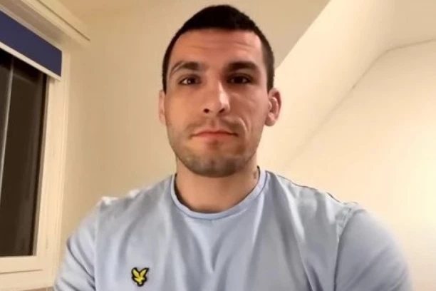 BRUTALNO! Srbin OPLEO po kolegi i optužio ga za NAMEŠTANJE: Primio je novac da IZGUBI!