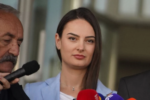 OLIČENJE ELEGANCIJE! Prva dana Crne Gore Milena Milatović oduševila stajlingom na prijemu u Ambasadi Amerike! (FOTO)