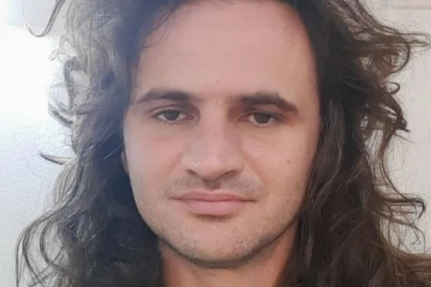 PRVO OGLAŠAVANJE SVIREPO PRETUČENOG PEVAČA! Otkriveni svi detalji brutalnog napada: Sedeo mi je na LEĐIMA, tukao me dok sam bio U NESVESTI...