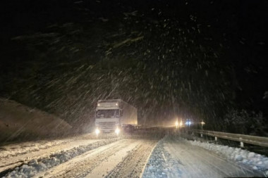 STOTINE VOZAČA ZAGLAVLJENO U SNEGU, IMA I POGINULIH: Snežna vejavica napravila HAOS u Rumuniji i Moldaviji, vlasti u panici poručuu građanima da OSTANU U KUĆAMA