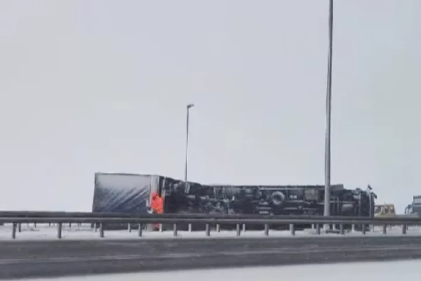 UDES KOD DOBANOVAČKE PETLJE! Dva kamiona se prevrnula, zauzeli sve tri trake!
