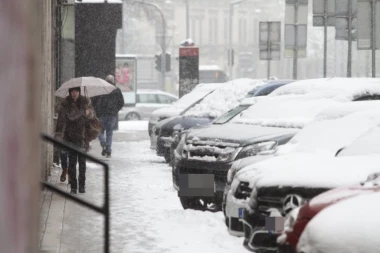 VELIKI BROJ SAOBRAĆAJKI ZBOG SNEGA U BEOGRADU: Sneg napravio haos u prestonici