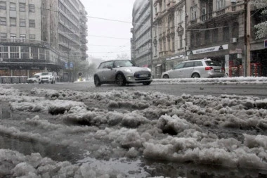 ZAMENILI STE ZIMSKE GUME LETNJIM, A PAO JE SNEG?! Evo da li možete da budete kažnjeni!
