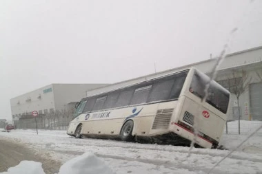 STRAŠNA NESREĆA U KRAGUJEVCU! Autobus pun putnika sleteo sa puta, više od 15 ljudi povređeno! (VIDEO)