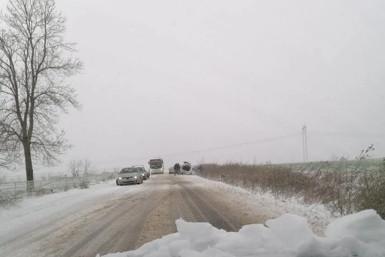 AUTOBUS SLETEO SA PUTA! Užas u Novoj Pazovi, čekaju se informacije o povređenima!