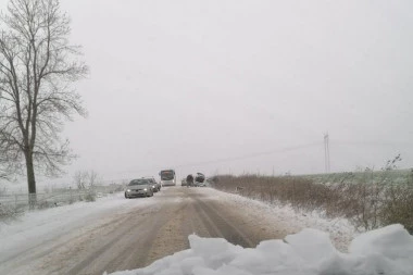 AUTOBUS SLETEO SA PUTA! Užas u Novoj Pazovi, čekaju se informacije o povređenima!