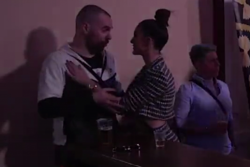 Anđela Đuričić vaćari Zvezdana Slavnića i pozdravlja njegove roditelje Moku i Slavicu Slavnić Zadruga 6