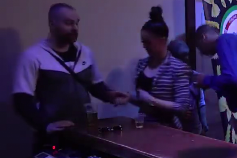 Anđela Đuričić vaćari Zvezdana Slavnića i pozdravlja njegove roditelje Moku i Slavicu Slavnić Zadruga 6