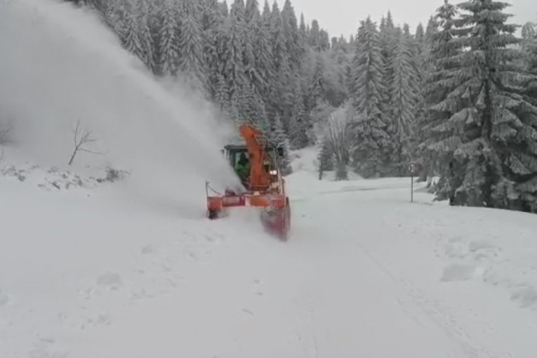 Mehanizacija pokušava da očisti puteve