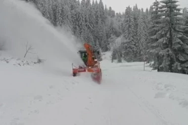 SNEG NAPADAO METAR, TEŠKA MEHANIZACIJA NE MOŽE DA SE PROBIJE! Mećava napravila haos na OVIM deonicama, putevi izgledaju KAO TUNELI!