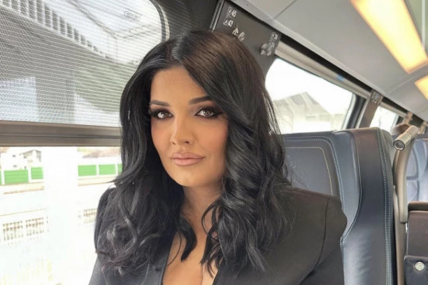 UDOVICA OLIVERA IVANOVIĆA POKAZALA MACU! Ležerno sedi u fotelji i pozira - u pozadini se vijori SRPSKA ZASTAVA! (FOTO)